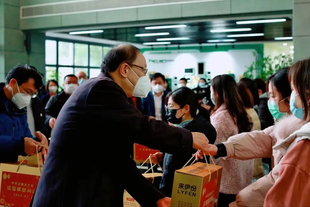 全国总工会党组成员、经费审查委员会主任李晓钟一行莅临幸运彩股份文旅板块温暖慰问